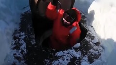 潜艇从北极冰面冒出