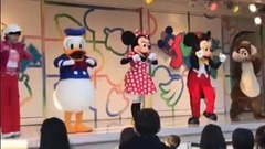 迪士尼跳舞表演时 可怜的鸭子