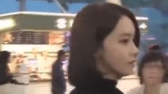 允儿机场饭拍视频一则