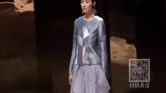 时尚模特着透明纱装酷走T台