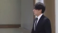 SJ &少女时代满脸沉重悼念金钟铉 金政模哭倒搀扶进灵堂