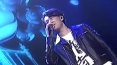 听着情歌流眼泪