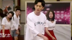 电视剧<极光之恋>关晓彤热舞竟然遭这个辣妹抢了镜头