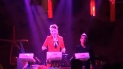 坐着高铁回家乡