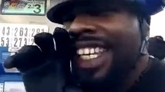 老外骑摩托车在公路上飙车跳舞