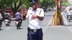 印度的交警都是怎么指挥交通的