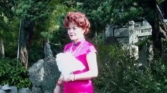 旗袍枫红两相宜