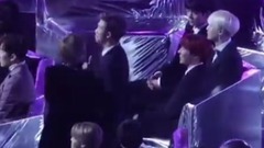 这个reaction无论是正面背面都贼有意思233 开始那太激动了舞着没站稳一屁股坐下去...