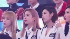 Mamamoo 对 Red Velvet Peek A Boo Reaction