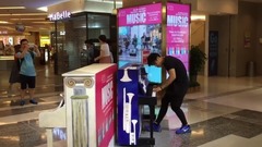 黑男在尖沙咀地铁站,站著弹钢琴