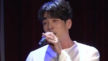 李昶旻举行solo showcase 深情演唱