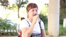 残疾独腿美女，街头拄着双拐，演唱一首经典闽南老歌。