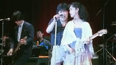 港からやって来た女