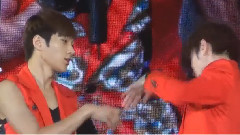 明洙帮成钟整理头发的小能手