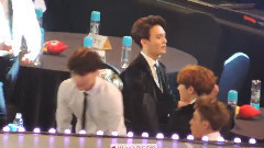 台下祝贺SJ获奖