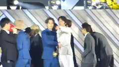 EXO Thanks To Fans & Hug With vixx