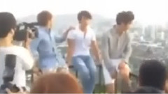 夏威夷拍摄花絮 在栏杆上拍照