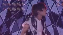 与饰品搏斗的泰民