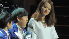 最具人气歌手TFboys上台 领奖