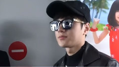 微笑挥手的明洙