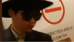 晕船的明洙走路一晃一晃的