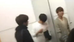 福冈机场 明洙接过粉丝送的皮卡丘