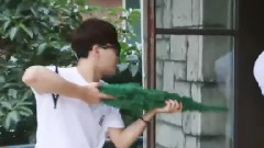 梦PD的幕后花絮 王嘉尔和林在范玩枪击游戏