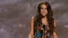 Miley Cyrus给Britney Spears颁奖 Teen Choice Awards