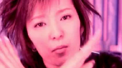 青いスポーツカーの男