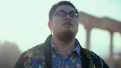 开心的美酒喝一杯