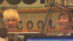 A-CHA放送时跟着舞动的两DJ