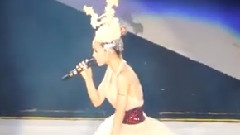 栅栏间隙偷窥你