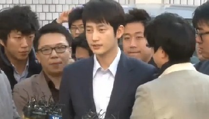 朴施厚接受警方传唤 新闻报道 13/03/01