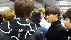 香港机场出关排队 各种小动作