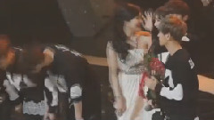 鹿晗拎着泰妍裙子退场