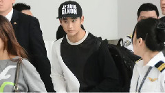 男神金秀贤 机舱卖萌