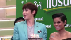 Nichkhun 帮P'Opal庆生
