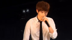 明洙为大家拍照