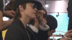 向镜头挥手东海