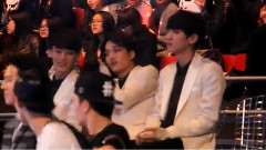 灿烈台下观看Good Boy和Fantastic Baby表演