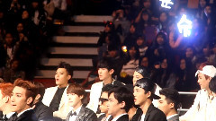 灿烈给队友指座位 数成员