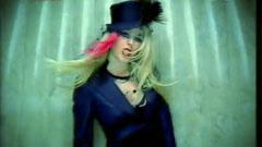 Avril Lavigne - Hot