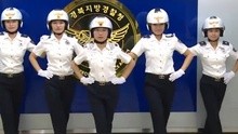 韩国制服女警逆天模仿蜡笔团神曲《Bar Bar Bar》