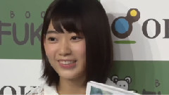 宮脇咲良出席首部写真集发售纪念会:校园水着和帽子获指原莉乃称赞!