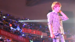 李赫宰耸肩扭屁屁