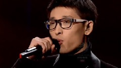 路灯下的小姑娘