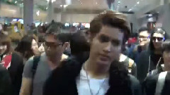 我爱偶像 EXO抵达台湾桃园机场 新闻频