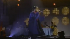 无眠的细雨在窗外下着