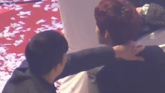 强仁哥哥帮SUHO弄身上彩带