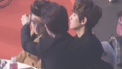 灿灿帮嘟嘟弄头上彩带